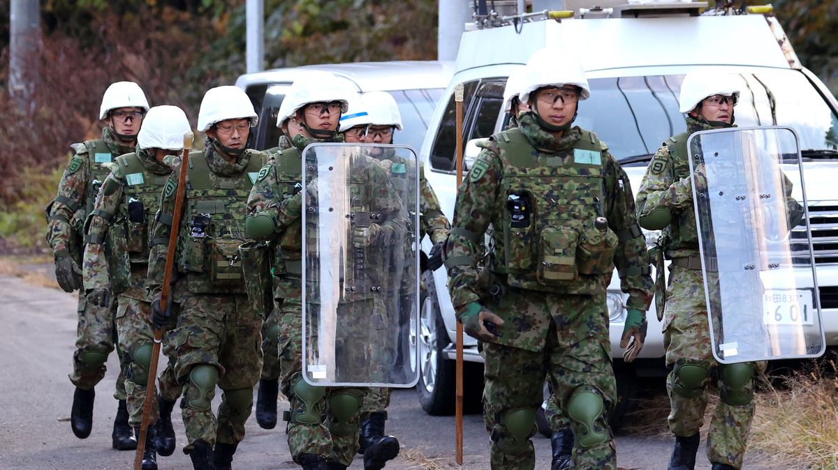 Fotky: Japonsko vyslalo do boje s hladovými medvědy vojáky